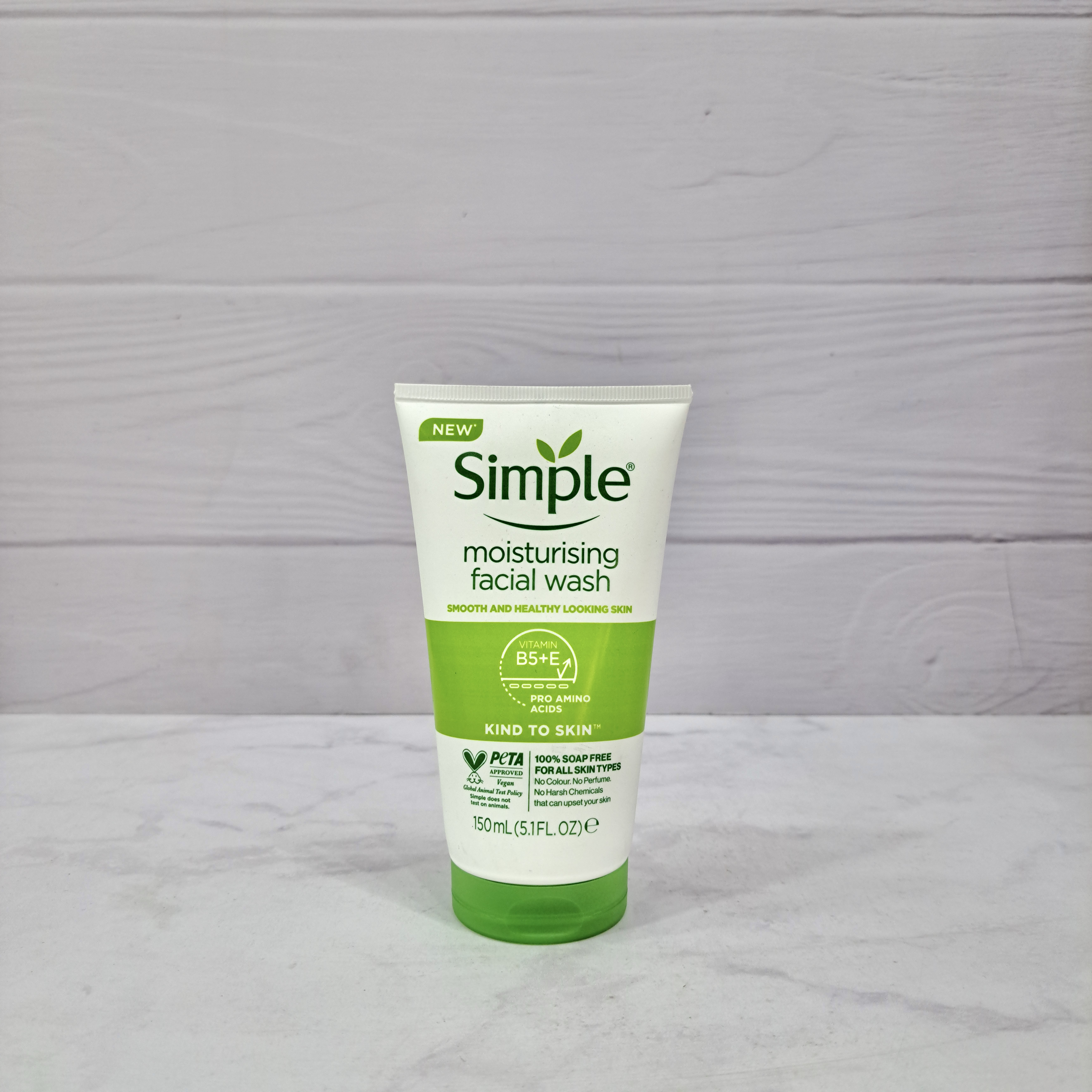 ژل شستشوی مرطوب‌کننده صورت سیمپل مدل Moisturising Facial Wash
