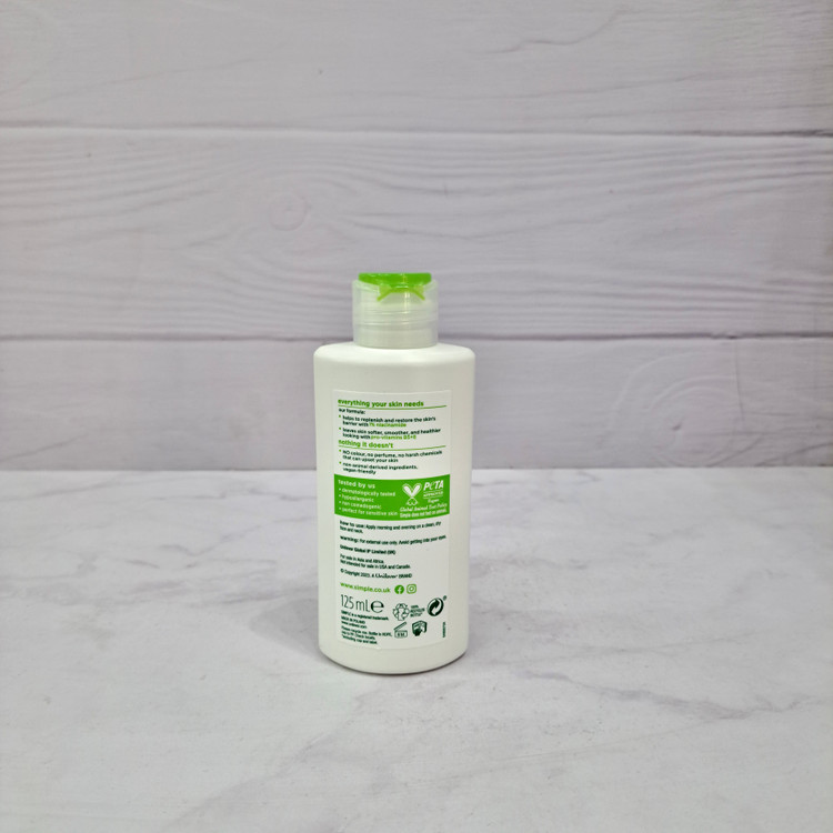 کرم مرطوبکننده سبک سیمپل مدل Hydrating Light Moisturiser