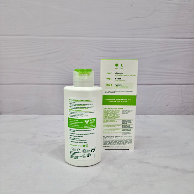کرم مرطوبکننده سبک سیمپل مدل Hydrating Light Moisturiser